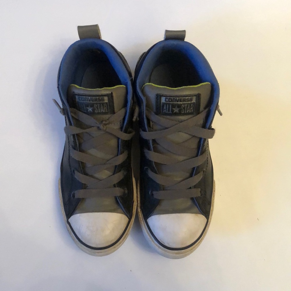 Size 4 kids Leather high top converse all stars ⭐️